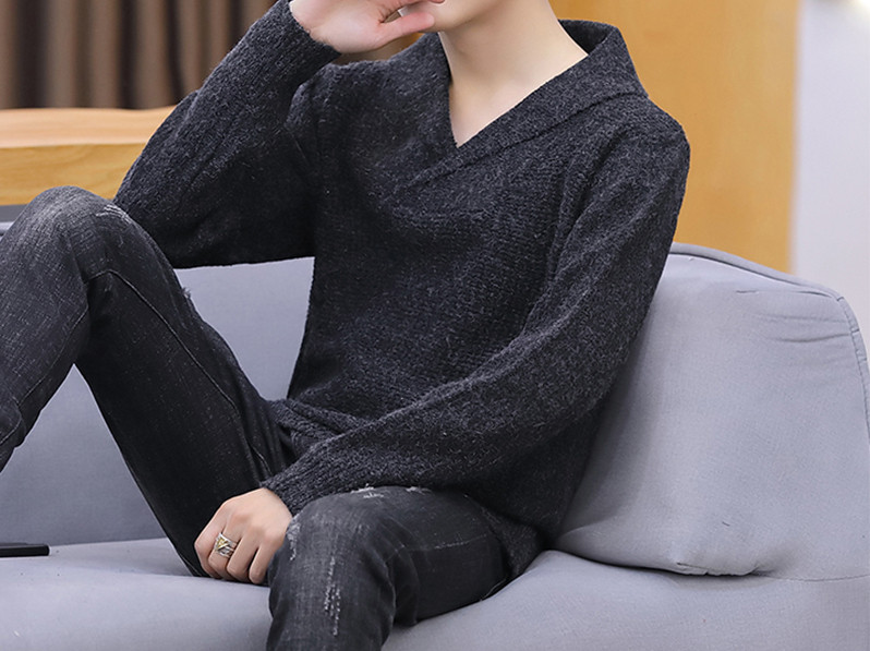 Ανδρικό πουλόβερ με μακριά μανίκια και ντεκολτέ 