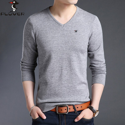 Vékony férfi pulóver spitz nyakkivágással - különböző modellek