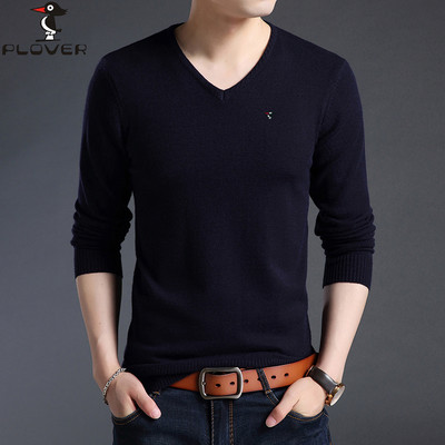 Vékony férfi pulóver spitz nyakkivágással - különböző modellek