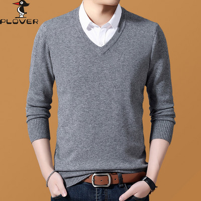 Vékony férfi pulóver spitz nyakkivágással - különböző modellek