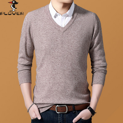 Vékony férfi pulóver spitz nyakkivágással - különböző modellek