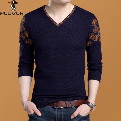 Vékony férfi pulóver spitz nyakkivágással - különböző modellek