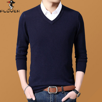 Vékony férfi pulóver spitz nyakkivágással - különböző modellek