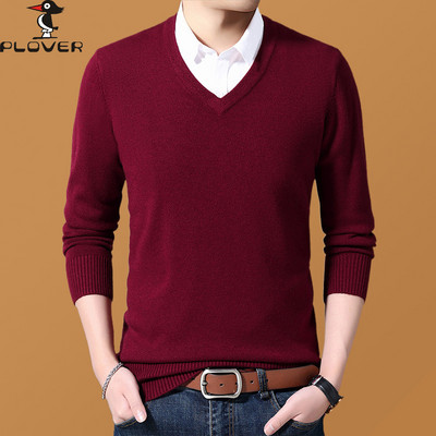 Vékony férfi pulóver spitz nyakkivágással - különböző modellek