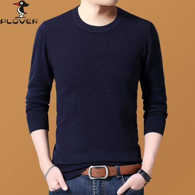 Vékony férfi pulóver spitz nyakkivágással - különböző modellek