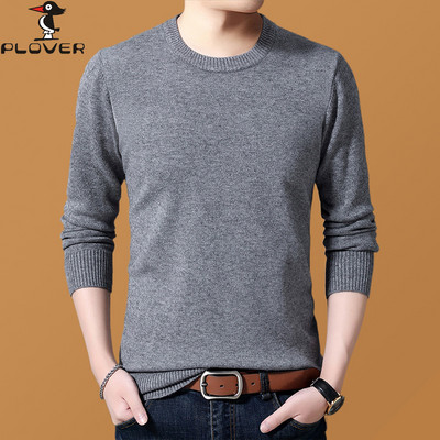 Vékony férfi pulóver spitz nyakkivágással - különböző modellek