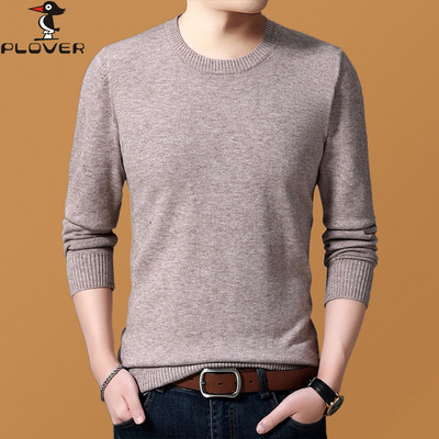 Vékony férfi pulóver spitz nyakkivágással - különböző modellek