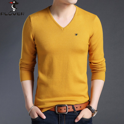 Vékony férfi pulóver spitz nyakkivágással - különböző modellek