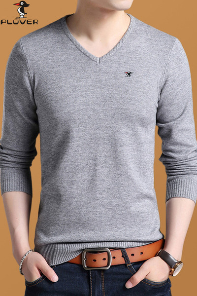 Vékony férfi pulóver spitz nyakkivágással - különböző modellek
