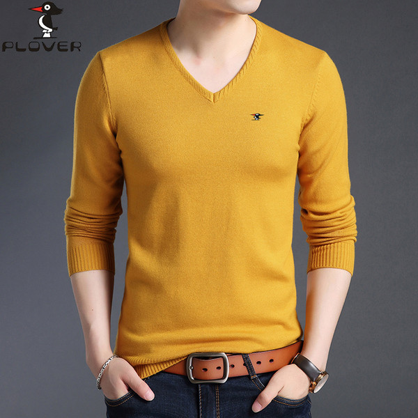 Vékony férfi pulóver spitz nyakkivágással - különböző modellek