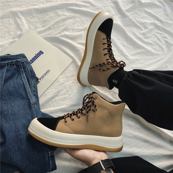 Lapos talpú, fűzős férfi cipő új modellje