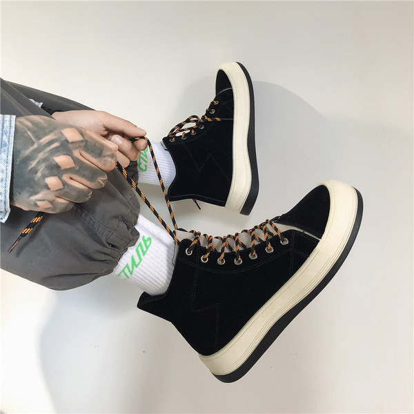 Lapos talpú, fűzős férfi cipő új modellje