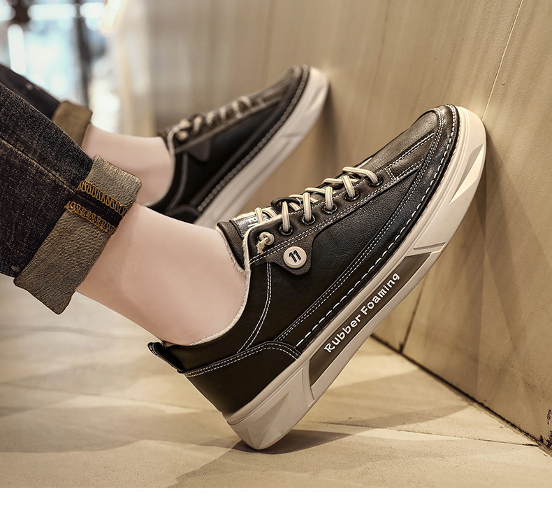 Lapos talpú, puha béléssel és fűzővel ellátott téli férficipő