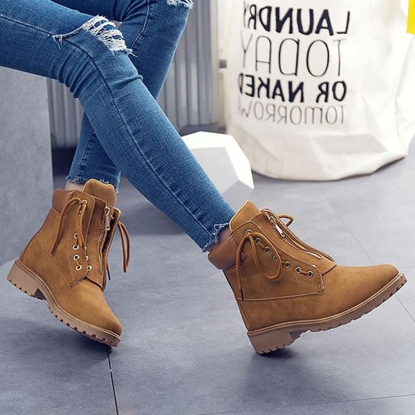 Férfi téli csizma lapos talppal, fűzővel és cipzárral