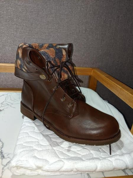 Aktuális férfi csizma műbőrből, fűzős barna színben