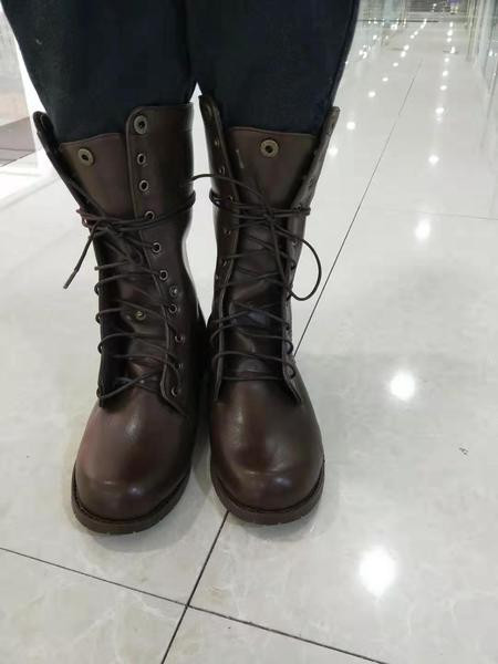 Aktuális férfi csizma műbőrből, fűzős barna színben