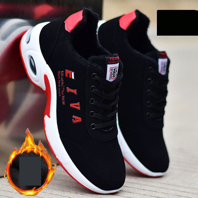 Új férfi cipőmodell puha béléssel és fűzővel