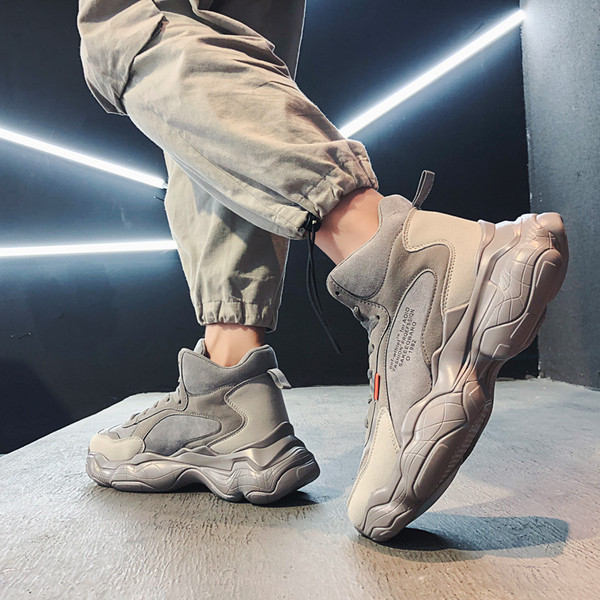 Férfi téli tornacipő fűzővel és durva talppal