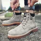 Férfi bőrcsizma fűzővel és emblémával