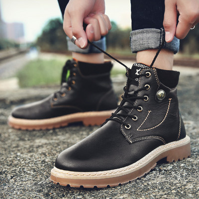 Férfi bőrcsizma fűzővel és emblémával