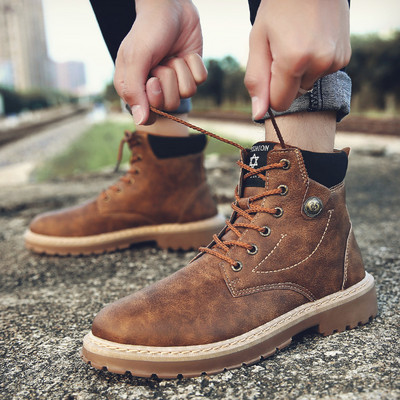 Férfi bőrcsizma fűzővel és emblémával