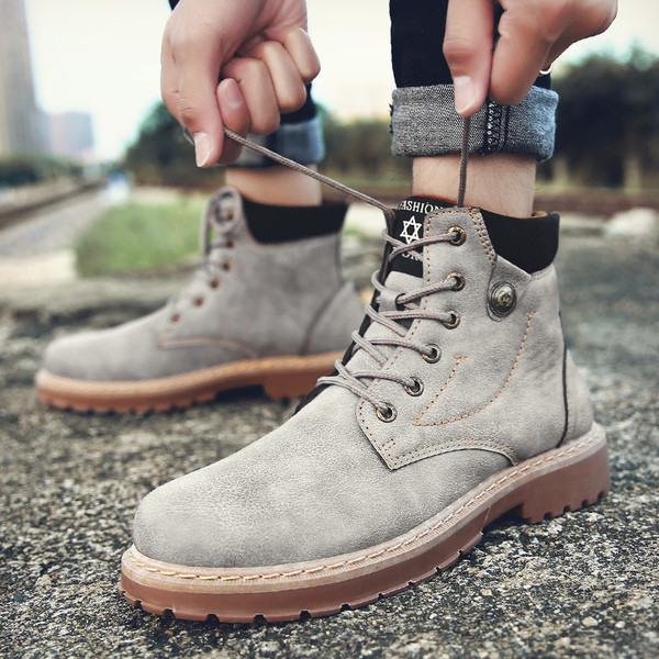 Férfi bőrcsizma fűzővel és emblémával