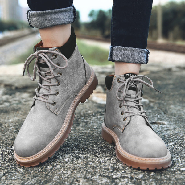 Férfi bőrcsizma fűzővel és emblémával