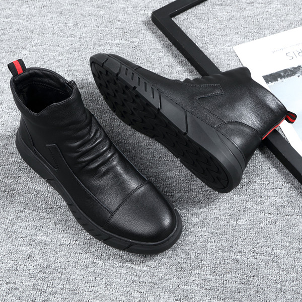 Fekete színű, lapos talpú férfi bőrcsizma