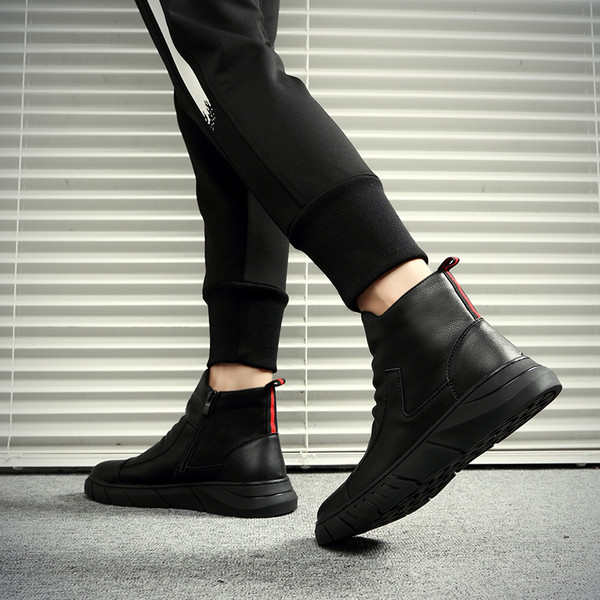 Fekete színű, lapos talpú férfi bőrcsizma