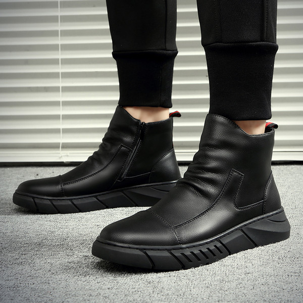 Fekete színű, lapos talpú férfi bőrcsizma