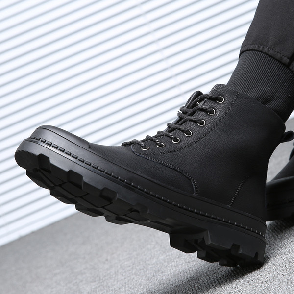 Νέο μοντέλο ανδρικές μποτές με κορδόνια σε μαύρο χρώμα