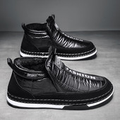 Lapos talpú, feliratos férfi téli cipő