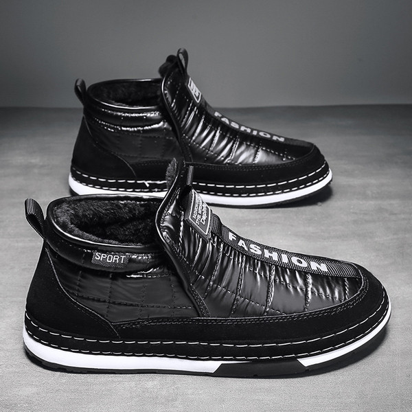 Lapos talpú, feliratos férfi téli cipő