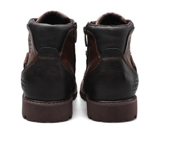 Műbőrből készült, fűzős férfi csizma új modellje