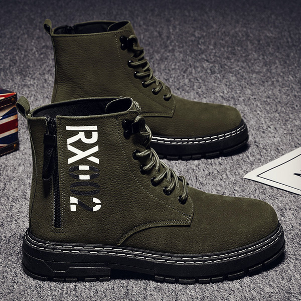 Μοντέρνες ανδρικές μπότες με επιγραφή και φερμουάρ