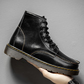 Műbőrből készült férfi bőrcsizma, lapos talppal