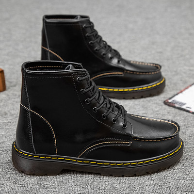 Műbőrből készült férfi bőrcsizma, lapos talppal