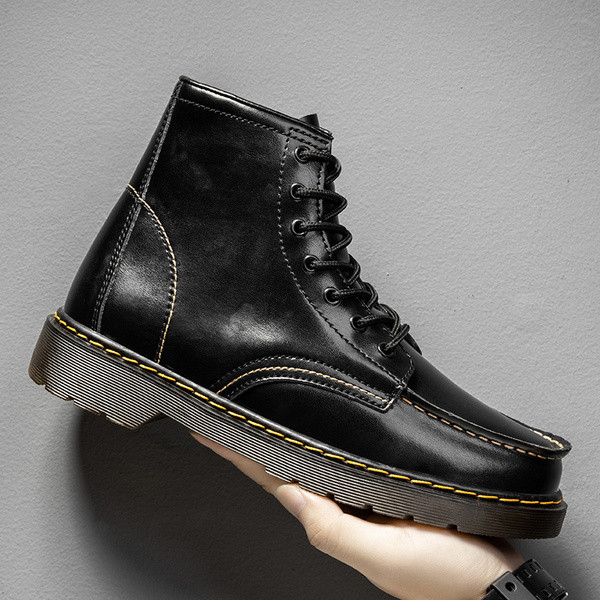 Műbőrből készült férfi bőrcsizma, lapos talppal