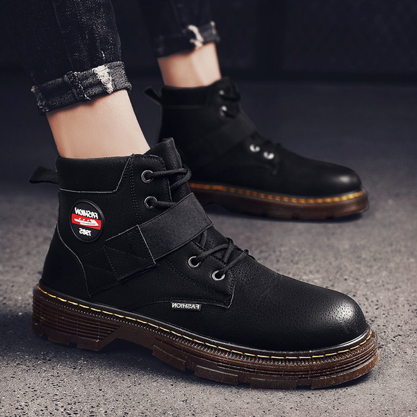 Férfi bőrcsizma matricával és emblémával