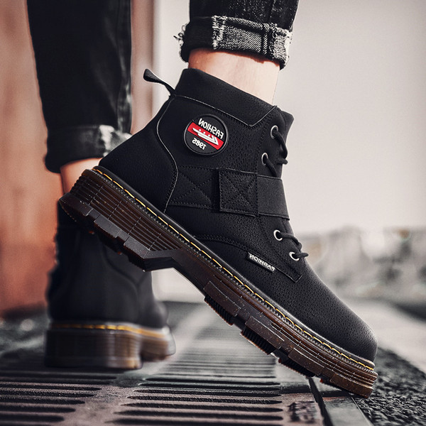 Férfi bőrcsizma matricával és emblémával