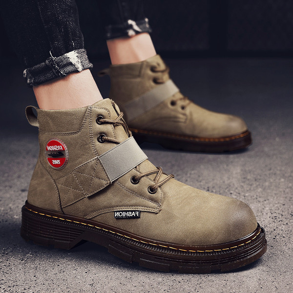 Férfi bőrcsizma matricával és emblémával