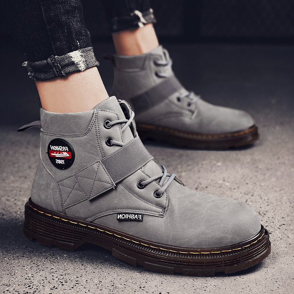 Férfi bőrcsizma matricával és emblémával