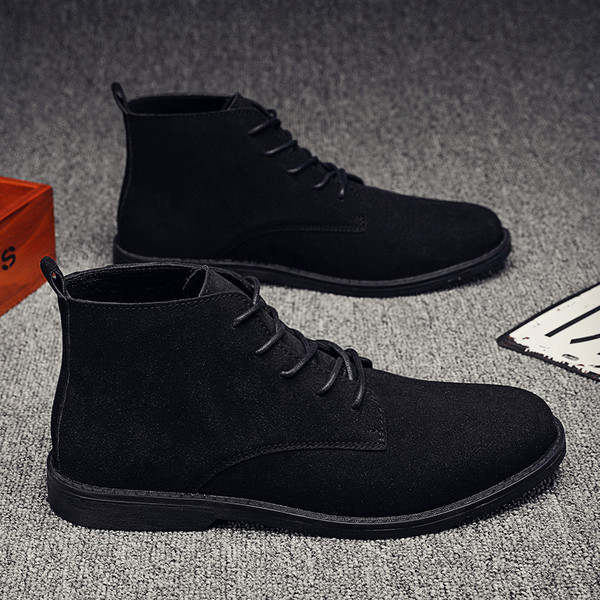 Μοντέρνες ανδρικές μπότες σουέτ με κορδόνια
