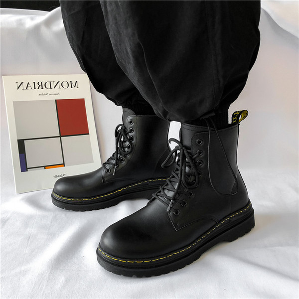 Férfi alkalmi bőrcsizma fűzővel és lapos talppal