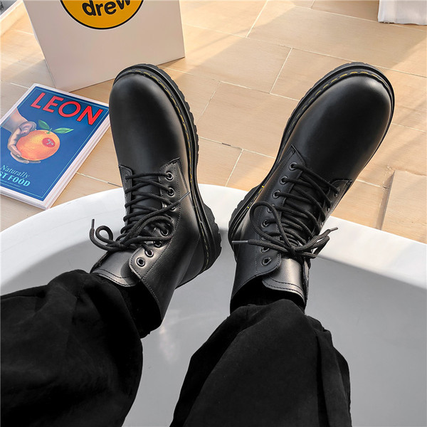 Férfi alkalmi bőrcsizma fűzővel és lapos talppal