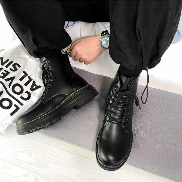 Férfi alkalmi bőrcsizma fűzővel és lapos talppal