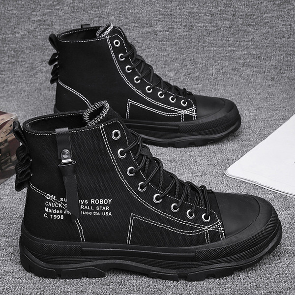 Feliratos férfi sportcipő új modellje