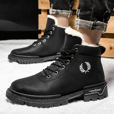 Modern férfi csizma hímzéssel és meleg béléssel