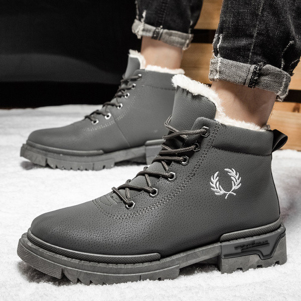 Modern férfi csizma hímzéssel és meleg béléssel