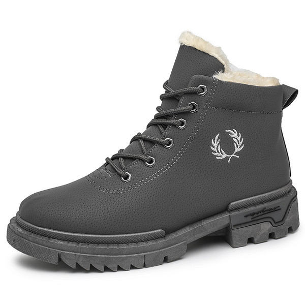 Modern férfi csizma hímzéssel és meleg béléssel